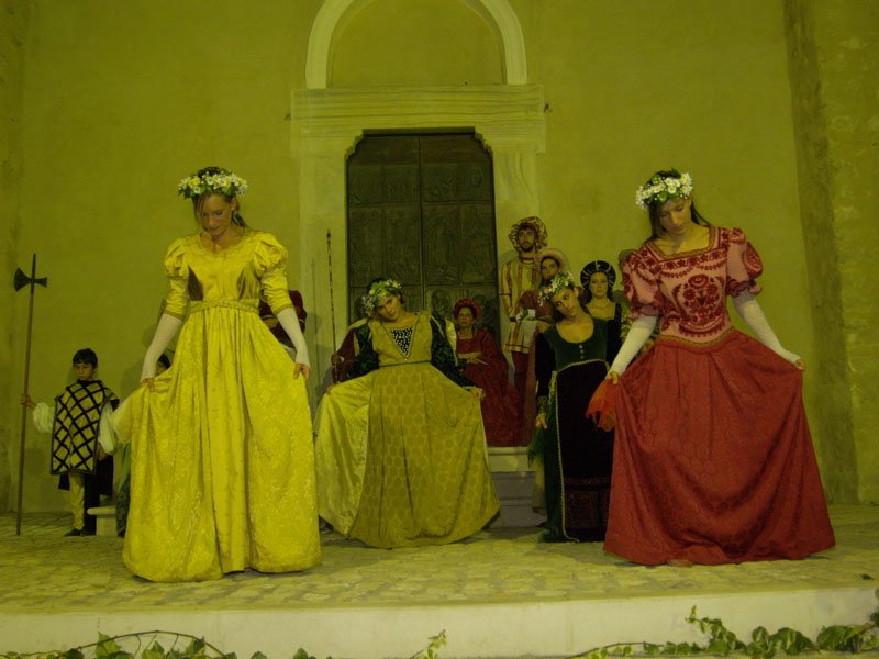ilcastelloracconta70.jpg